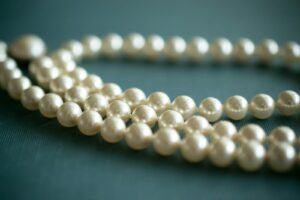White and Black Budapest gyöngy nyaklánc: időtlen luxus minden alkalomra